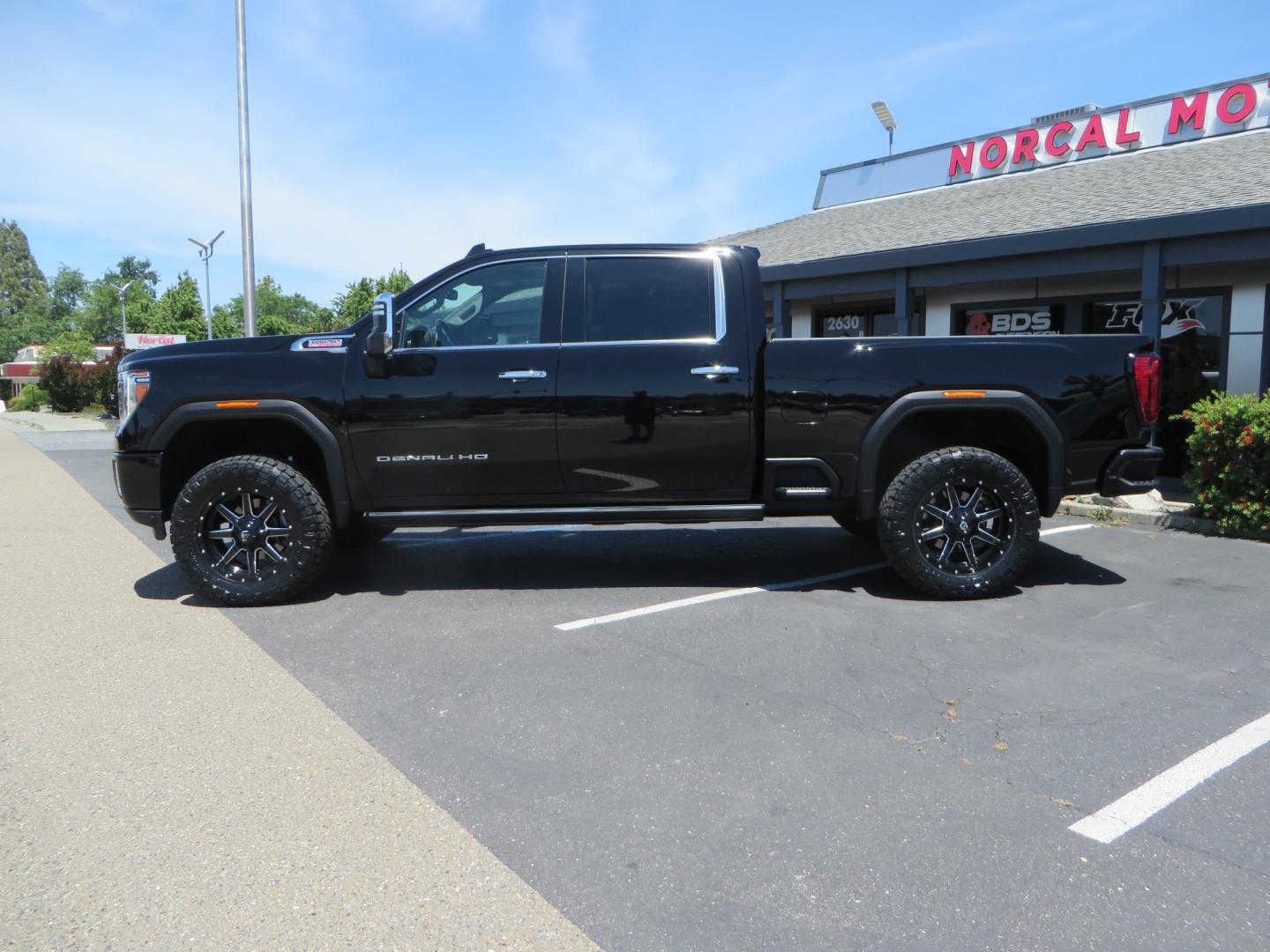 2022 BLACK /BLACK GMC Sierra 2500HD Denali Crew Cab 4WD (1GT49REY0NF) with an 6.6L V8 OHV 16 DIESEL engine, 6A transmission, located at 2630 Grass Valley Highway, Auburn, CA, 95603, (530) 508-5100, 38.937893, -121.095482 - Features a BDS 3" suspension system with Fox shocks, 20" Fuel Maverick wheels, and 35" Nitto Ridge Grappler tires. - Photo#7